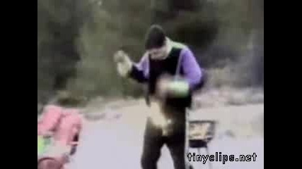 Голям идиот си запалва гащите