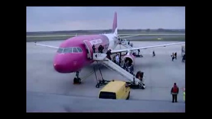 Wizzair A320 taxi to gate and gate