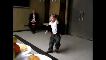 малко момиче танцува хип хоп