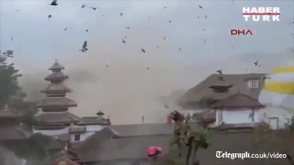 Зловещият момент, в който стотици птици се разлитат във въздуха при мощния трус в столицата на Непал