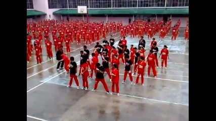 Затворници танцуват на Gangnam Style