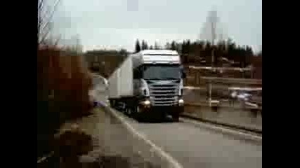 Камион се Вдига на 2 Гуми - Силата на Камиона
