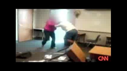 Боксов мач между учителка и ученичка в клас
