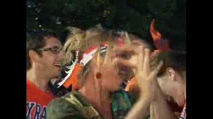Холандците празнуват след победатата на своя тим над Уругвай 
