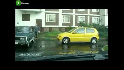 Смях Жена паркира жълто Vw Polo 