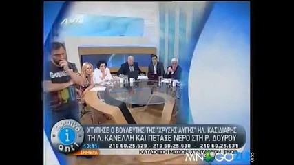 Гръцки политик посяга на жена в ефир
