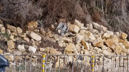 Затвориха Крайбрежната алея във Варна заради опасност от свлачище