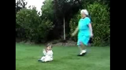 Баба удря малко дете, като футболна топка 