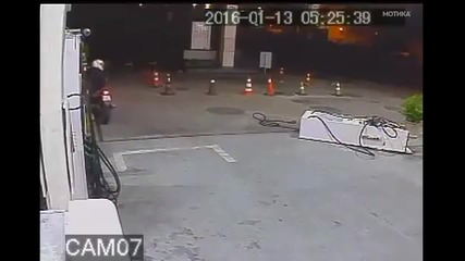 Въоръжени деца крадат автомобил на бензиностанция