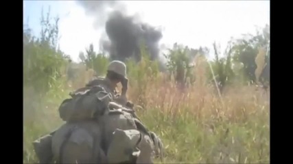 Шрапнел от снаряд удря американски пехотинец в Афганистан !