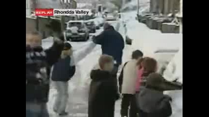 Деца Замерят Репортер Със Снежни Топки 