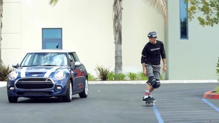 Прескачане на автомобил със скейтборд по време на движение