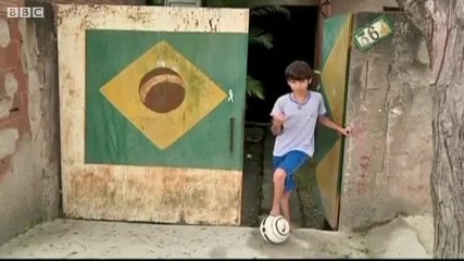 Дете без ходила играе футбол