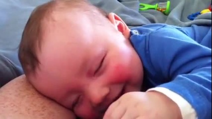 Сладко бебче се смее на сън!