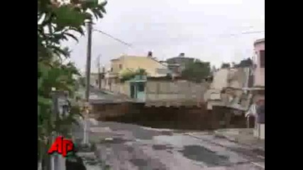 Гигантска дупка в Гватемала погълна няколко здания 