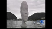 Огромна скулптура на човешка глава интригува посетителите на плажа в Рио де Жанейро