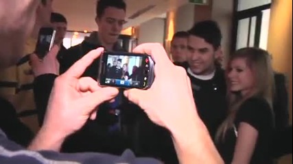 Аврил се среща с фенове в хотела и в Англия