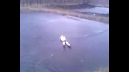 Глупак Скача заледено езеро