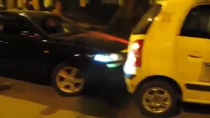 Нетърпелива жена с Mazda избутва такси от пътя си