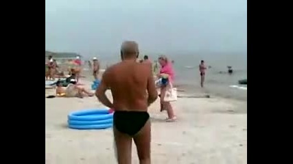 Смях с пиян руснак на плажа