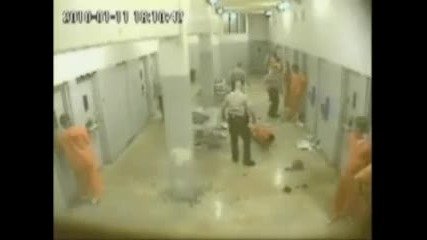 Надзиратели потушават бой в затвора 