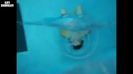 Страхотен трик под водата!
