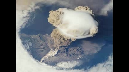 Яко! Иригване на вулкан,  гледано от космоса