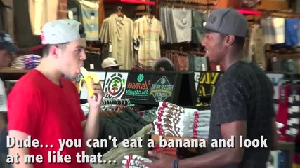 Няма Такъв Смях - Лудаци Ядат Банани На Улицата - Banana