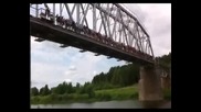135 души скачат от мост с бънджи!