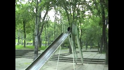 куче на пързалка 