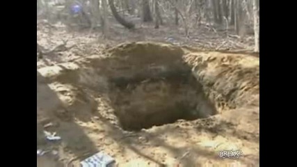 Момче Скача И Пада В Ров