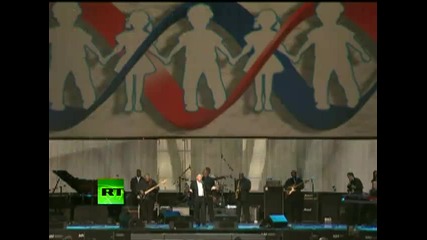 Владимир Путин се напъва да пее blueberry Hill