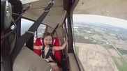 Момиченце се вози в самолет за първи път
