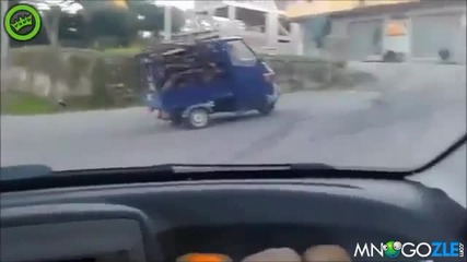 Смеят се вместо да помогнат