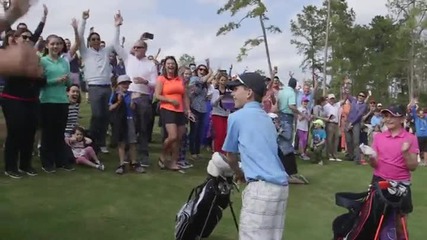 Момче показва на великия Тайгър Уудс на какво е способно в играта на голф!
