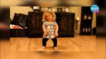 Петгодишно момиченце, играе и се кефи яко