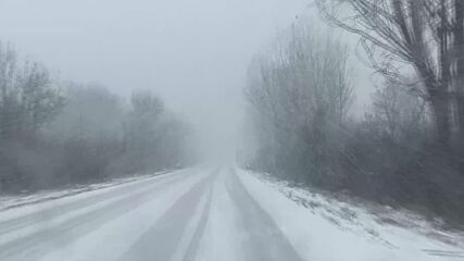 Снеговалеж затруднява движението в района на Гурково и Николаево