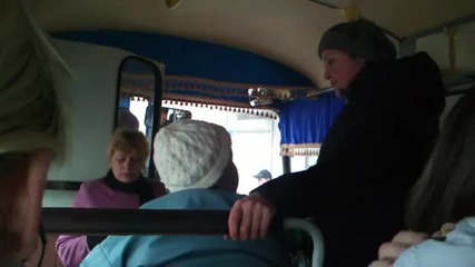 Бабички се бият за място в автобус (смях)