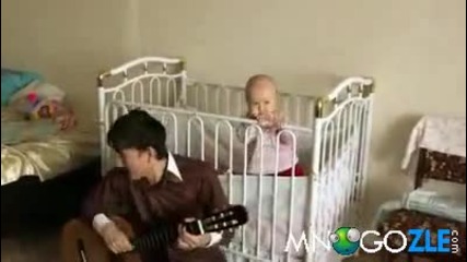 Бебе се раздава на песните на тате
