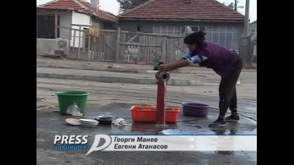 Ромите пият вода и се мият от противопожарен кран