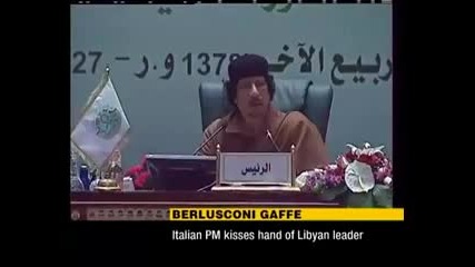 Берлускони целува ръката на Кадафи