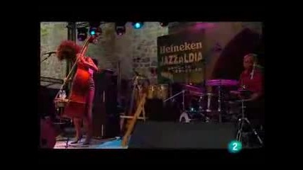Esperanza Spalding - I Know You Know Smile Like That (live)