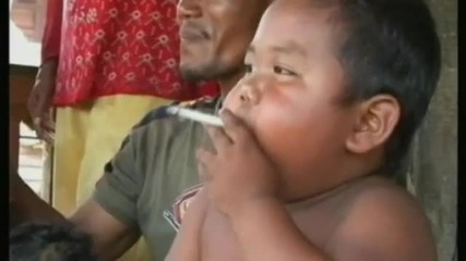 Това бебе пуши по 40 цигари на ден