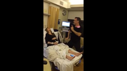 Роби Уилямс пее на жени си, докато тя ражда