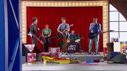 Leon and boys singing Tu foto de verano