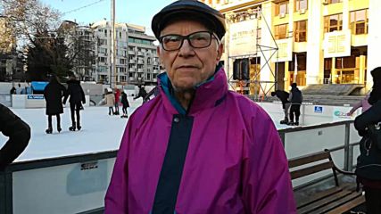 Васил Владов - най-възрастният кънкьор на ледената пързалка в Бургас