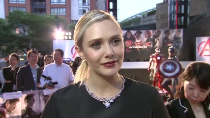 Елизабет Олсън дава интервю на премиерата на филма си Отмъстителите: Ерата на Ултрон (2015) в Япония