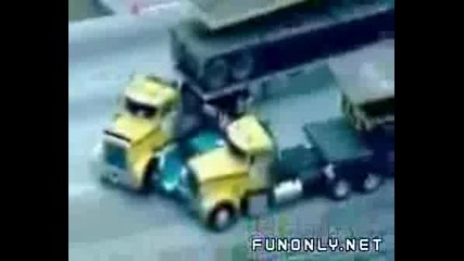Шофьор На Камион Помага На Полицията