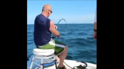 Когато уловената риба се окаже по -силна от рибаря