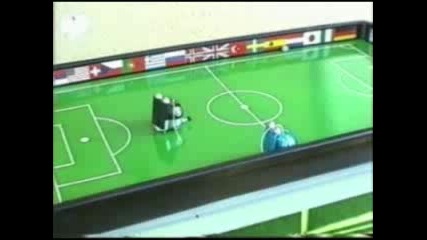 Роботи играят футбол 
